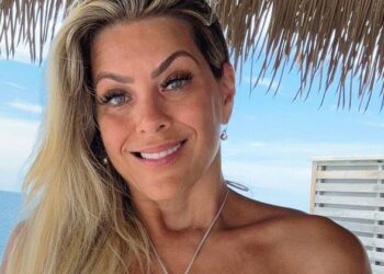 Aos 45 anos, Renata Fan assume desconforto ao posar de biquíni e incentiva mulheres: ‘Sejam livres’