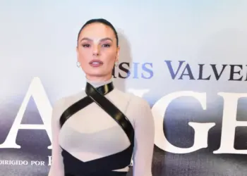 Isis Valverde aposta em look totalmente transparente em pré-estreia de filme