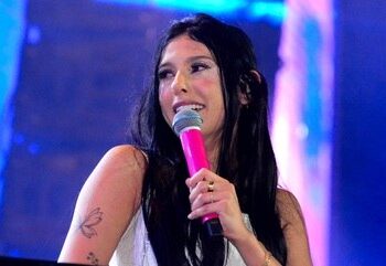Ana Castela chora após não conseguir atingir tom de música em show