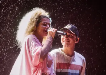 Vanessa da Mata pisa com afeto e ‘banho de chuva’ no palco de João Gomes em show no Rio