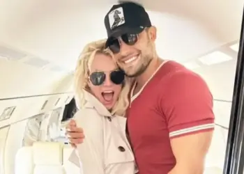 Sam Asghari entra com pedido de divórcio de Britney Spears após suposta traição vir a público