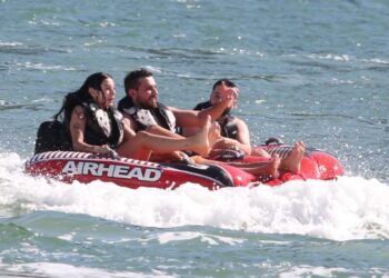 Ana Castela e Gustavo Mioto se divertem no mar de Angra dos Reis