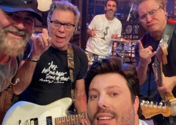 Abalado por Mingau, Danilo Gentili grava The Noite sozinho no SBT