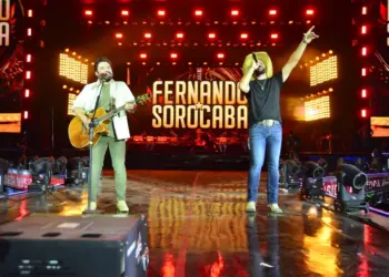 Avião com banda não chega, e Fernando e Sorocaba improvisam show em Jaguariúna: ‘c* na mão’