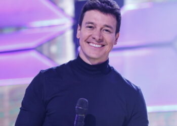 Aos 50 anos, Rodrigo Faro diz não ter crises com a idade e celebra com a família