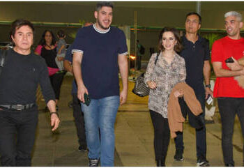 Após separação, Sandy embarca com família para turnê na Europa