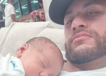 Neymar se reúne a Bruna Biancardi para um mês da filha, Mavie, e web reprova festa reservada: ‘Brega’