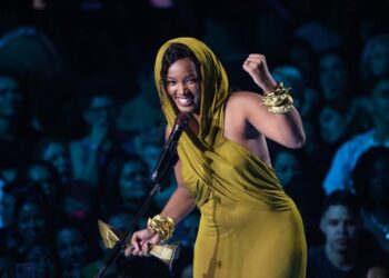 Prêmio Multishow: IZA é eleita a Artista do Ano, ganha selinho e desabafa no discurso. Veja lista completa de vencedores!