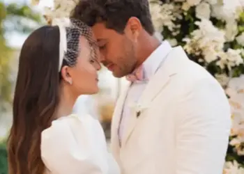 Larissa Manoela entra sozinha em casamento com André Luiz Frambach.