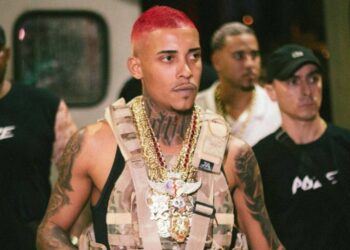 MC Poze do Rodo surge em comunidade jogando dinheiro aos fãs