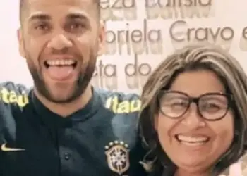 Jovem que acusa Daniel Alves de estupro toma medida contra mãe do jogador após ter foto vazada