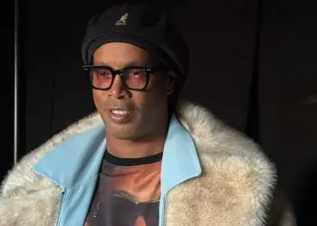 Rolê aleatório: Ronaldinho Gaúcho desfila na semana de moda em Paris; veja vídeo