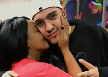 Mãe de MC Bin Laden relembra decisão de adotar o cantor: “Ele me pediu um abraço do nada”