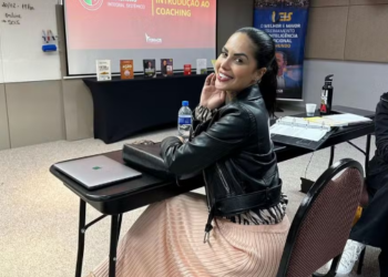 Após trocar funk pelo gospel, Tati Zaqui volta a estudar e posa em sala de aula