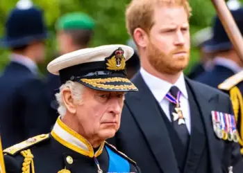 Príncipe Harry deixa a Inglaterra após visitar o pai, o Rei Charles