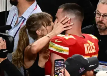 Taylor Swift coroa namorado com beijo após vencer Super Bowl