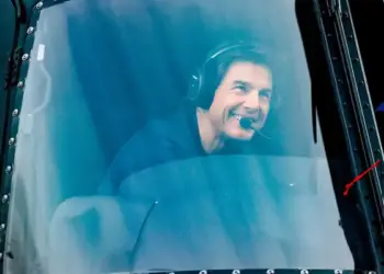 Tom Cruise viaja em seu helicóptero para retomar filmagens de Missão Impossível
